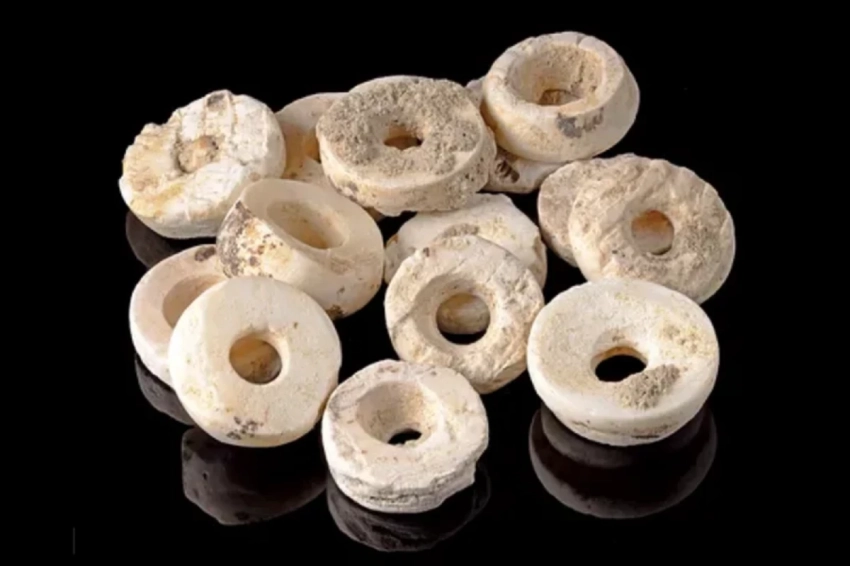 В гробнице, которой 5000 лет, археологи обнаружили самый крупный в мире тайник с бусинами