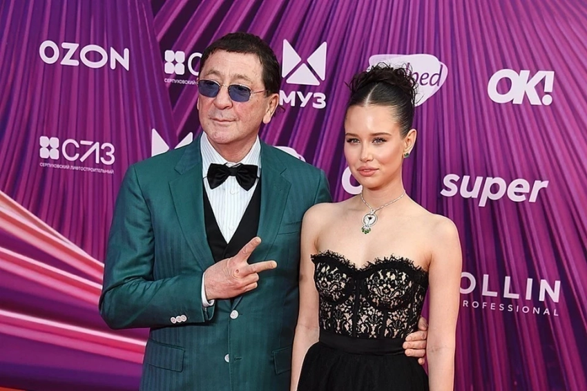 Лепс пожаловался, что тратит на 19-летнюю невесту слишком много денег