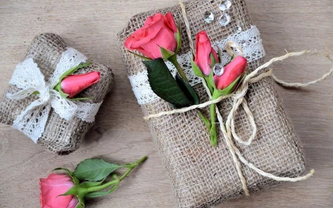 Между нами, девочками: что подарить лучшей подруге на 8 марта