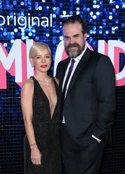 Лили Аллен рассказала, что тяжело переживает развод с Дэвидом Харбором, и высмеяла его сексуальные способности