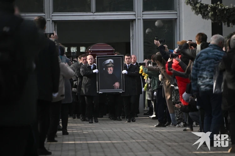 Похороны Бедроса Киркорова: Филипп Киркоров не смог сдержать слез на прощании с отцом