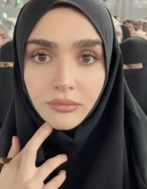 "Сначала всему миру себя голой показывает, а потом вот это". Дину Саеву раскритиковали за фото в хиджабе