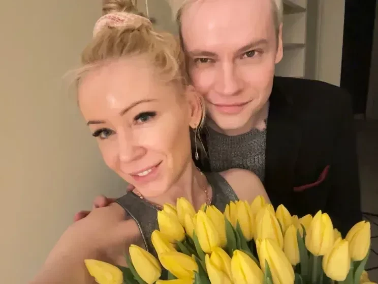 Встретился со своей учительницей, обнял старый рояль и позвонил Мизулиной: Шаман провёл урок музыки в своей родной школе