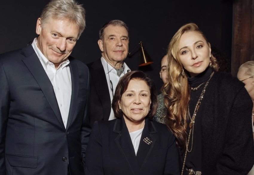 Дмитрий Песков, Татьяна Навка, Яна Рудковская и Олег Меньшиков с женой на премьере фильма "Роднина"