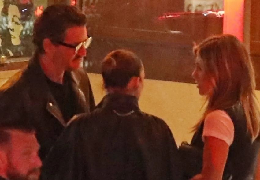 Дженнифер Энистон засняли на свидании с Педро Паскалем