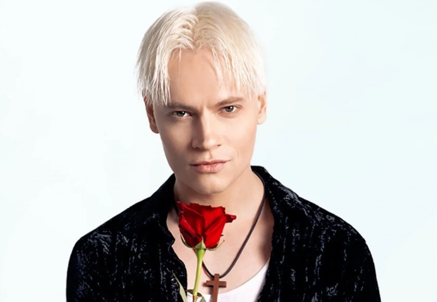 Встретился со своей учительницей, обнял старый рояль и позвонил Мизулиной: Шаман провёл урок музыки в своей родной школе