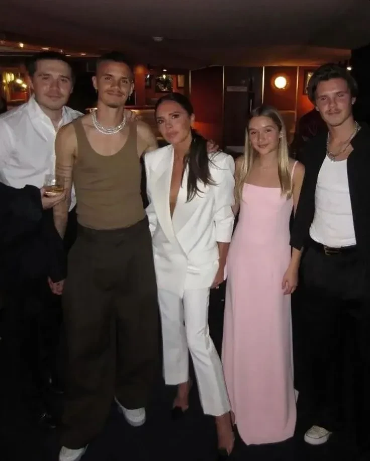 Дэвид Бекхэм показал архивные фото с женой Викторией Бекхэм в честь её 51-летия