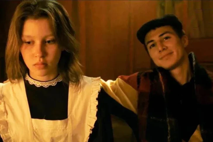 "Со стороны одноклассниц был ужас". Анна Пересильд рассказала о буллинге, своих "взрослых" образах и слухах о романе с Ваней Дмитриенко