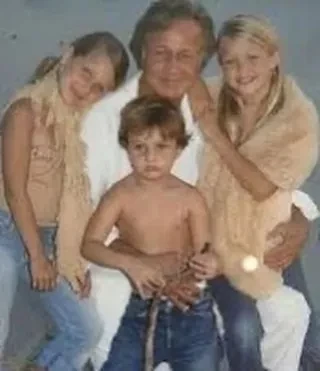 Сестра Белла, мама и отец опубликовали архивные кадры с Джиджи Хадид в честь её 30-летия