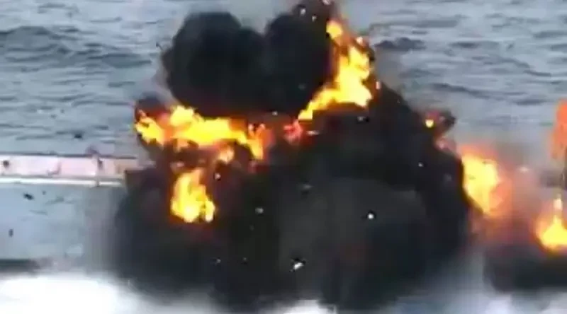 ВМС Франции показали подрыв гидроциклом списанного десантного катера