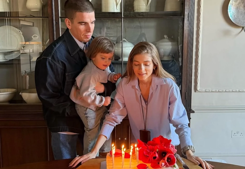 Пикник у замка и "цветочный" торт: Саша Новикова отметила день рождения с Федуком и дочерью в Англии