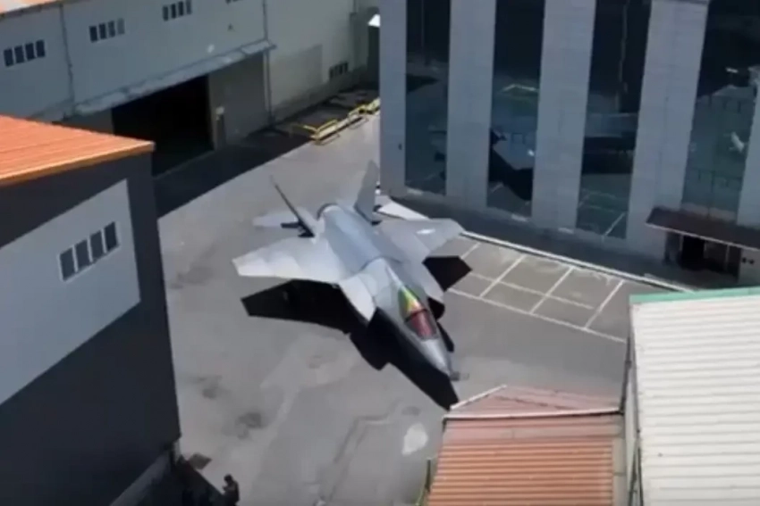 Южнокорейская компания показала видео мобильной установки, способной в считанные минуты развернуться в надувной макет истребителя