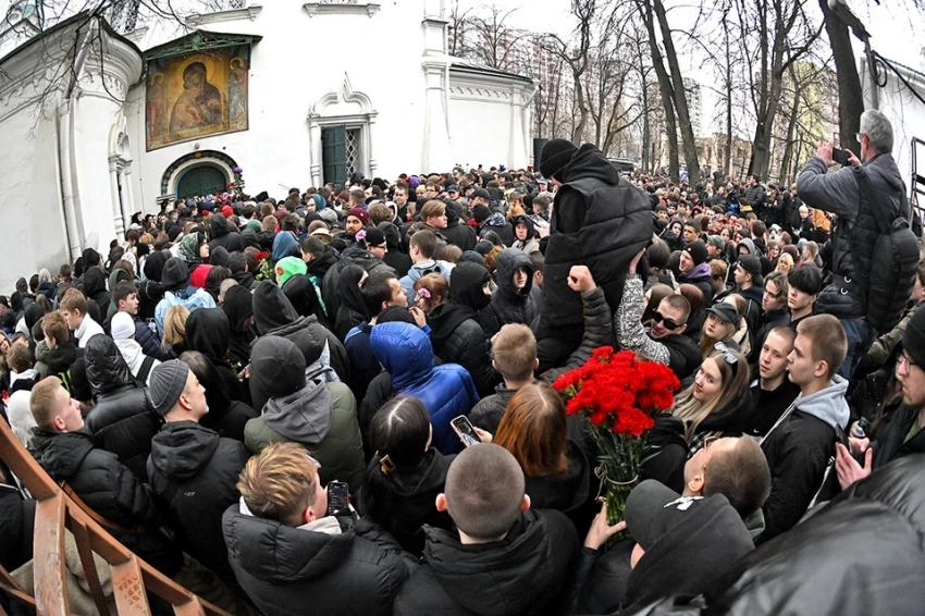 На похоронах Паши Техника творилось безумие: люди скандировали его имя, висели на заборах и перегородили проезжую часть