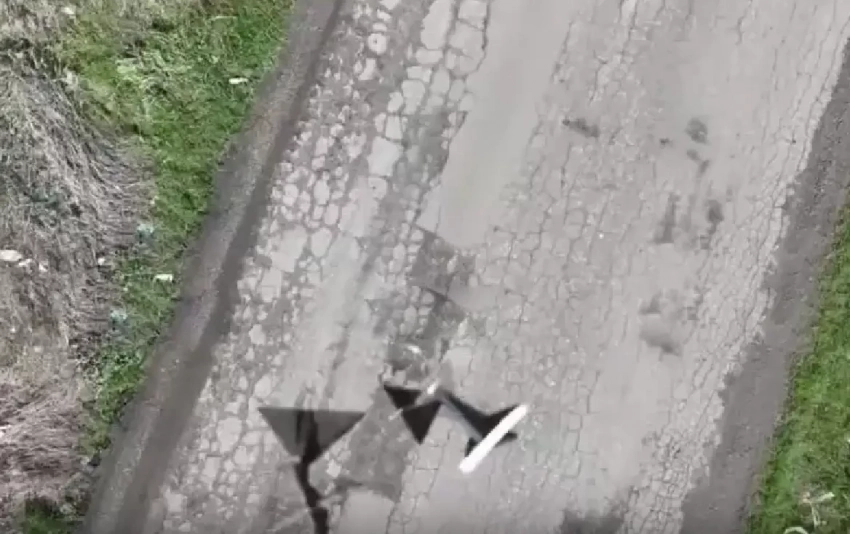 Позаимствовали у ВСУ: российские дроны начали разбрасывать шипы-ловушки для украинской колёсной техники