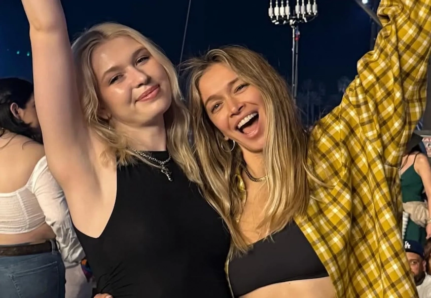 Вера Брежнева с дочерью Соней на фестивале Coachella