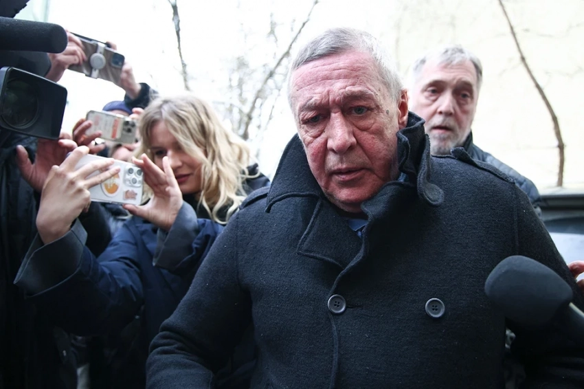 Михаил Ефремов привыкает к дому: Ездит на метро, встречается с родней и коллегами