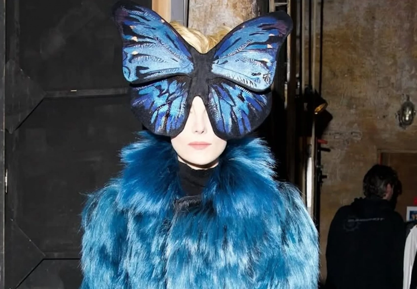 Рената Литвинова вышла в свет в синей шубе и с "бабочкой" на голове