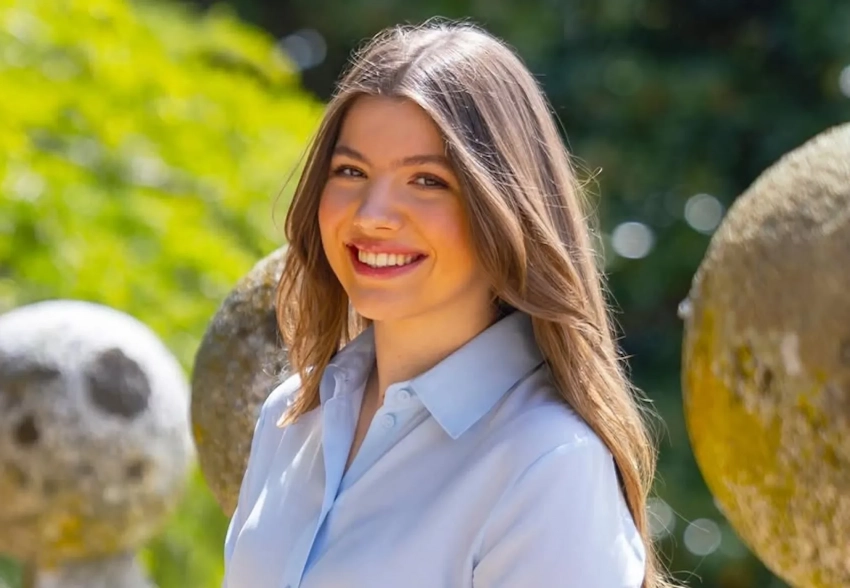 Королевская семья Испании опубликовала портреты инфанты Софии в честь её 18-летия