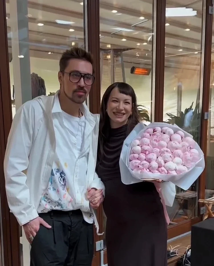 Собчак и Рудковская целовали в живот, а Билан подарил цветы: Беременная Ида Галич отметила юбилей