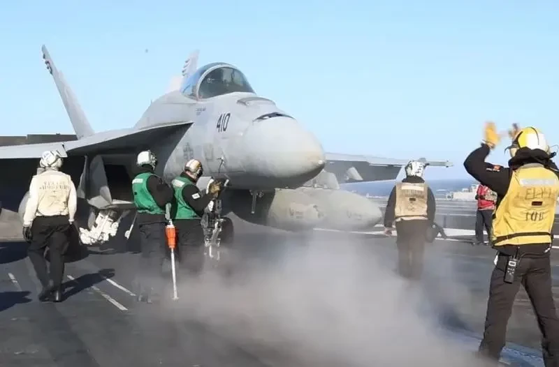 «Второй за последние дни»: Американский авианосец USS Harry S. Truman (CVN-75) потерял ещё один истребитель в Красном море