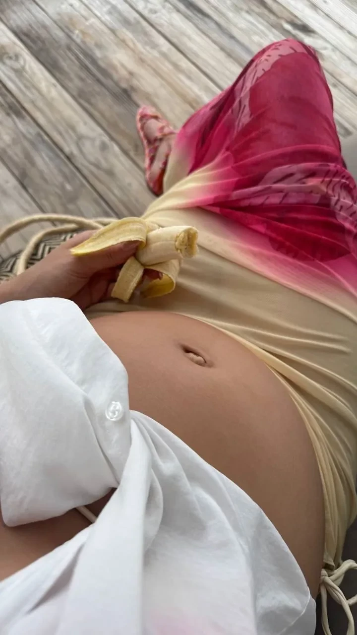 "Не сразу я привыкла к образу телепузика". Беременная девушка Тимати поделилась новыми фото в купальнике