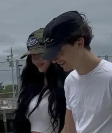 Тимоти Шаламе и Кайли Дженнер заметили на прогулке в Нью-Йорке