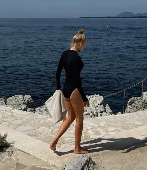 Пляжи, вечеринки и обед с Педро Паскалем: Николь Кидман показала, как проводит время в Каннах