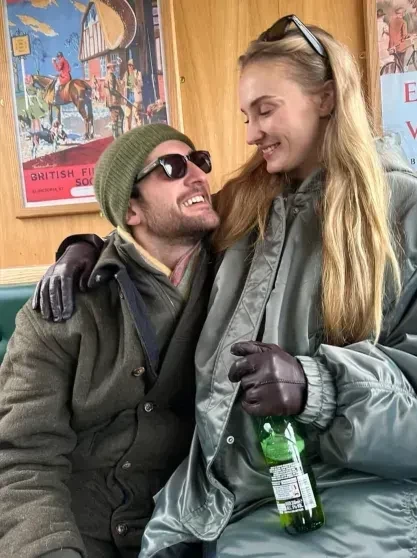 Софи Тёрнер устроила вечеринку с подружками на фоне расставания с бойфрендом-миллиардером