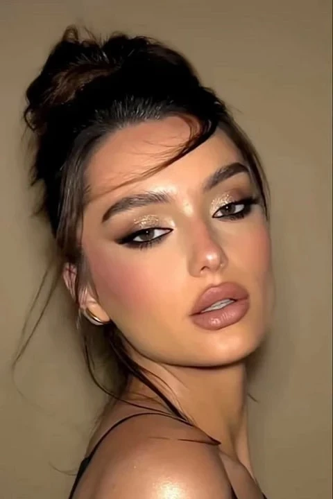 Как сделать трендовый «макияж тусовщицы»: новые смоки, много глиттера и блеска