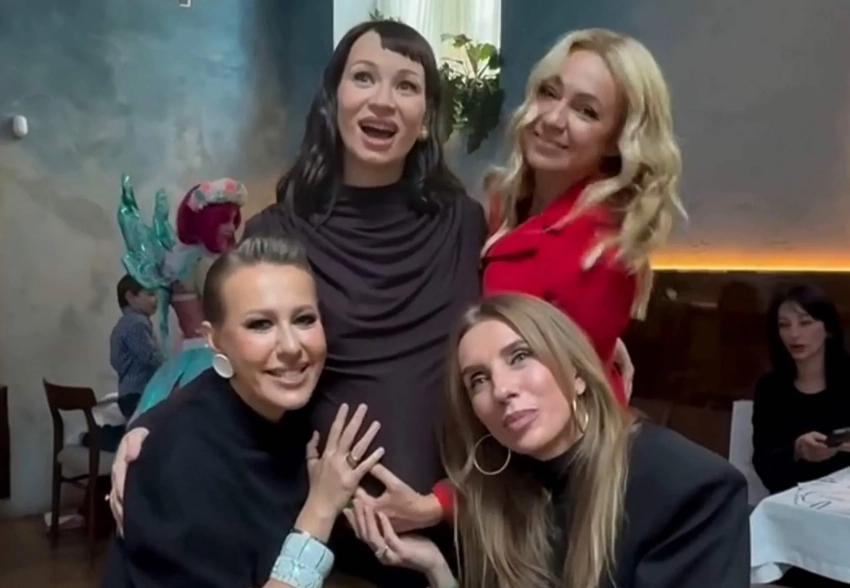 Яна Рудковская, Ксения Дукалис, Светлана Бондарчук, Ксения Собчак и другие звёзды пришли на завтрак по случаю дня рождения Иды Галич