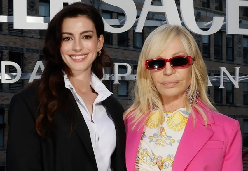 Энн Хэтэуэй, Донателла Версаче, Сабрина Карпентер и Ники Хилтон на вечеринке Versace