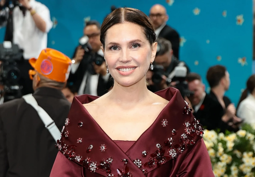 Даша Жукова посетила Met Gala в платье с драгоценными камнями
