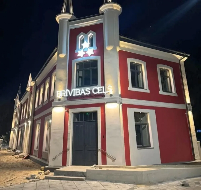 К 9 мая в латвийском городе Огр ступени в музей сделали из плит памятников советским солдатам