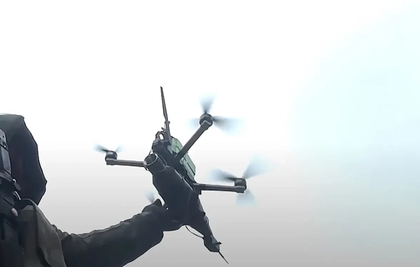 Опубликованы кадры уничтожения российскими FPV-дронами средств связи ВСУ, включая израильскую РЛС и РЭР «Пластун»