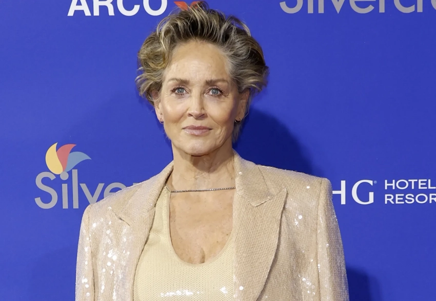 "Это были они. На крыльях ангелов". Шэрон Стоун опубликовала архивное фото родителей на фоне смерти своей мамы