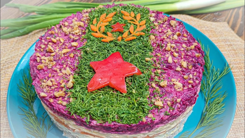 Как оригинально украсить праздничный салат на День Победы, 9 мая 2025 года
