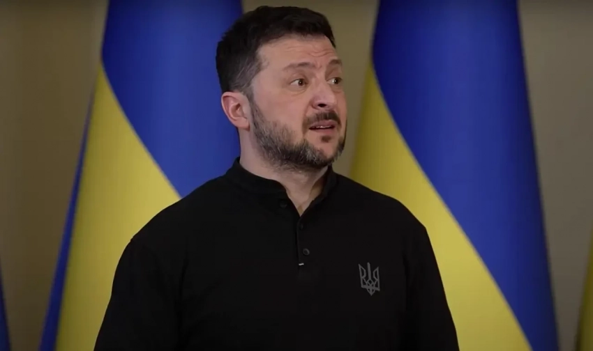 Украинские блогеры высмеивают Зеленского за то, что он испугался бить по Москве во время парада Победы