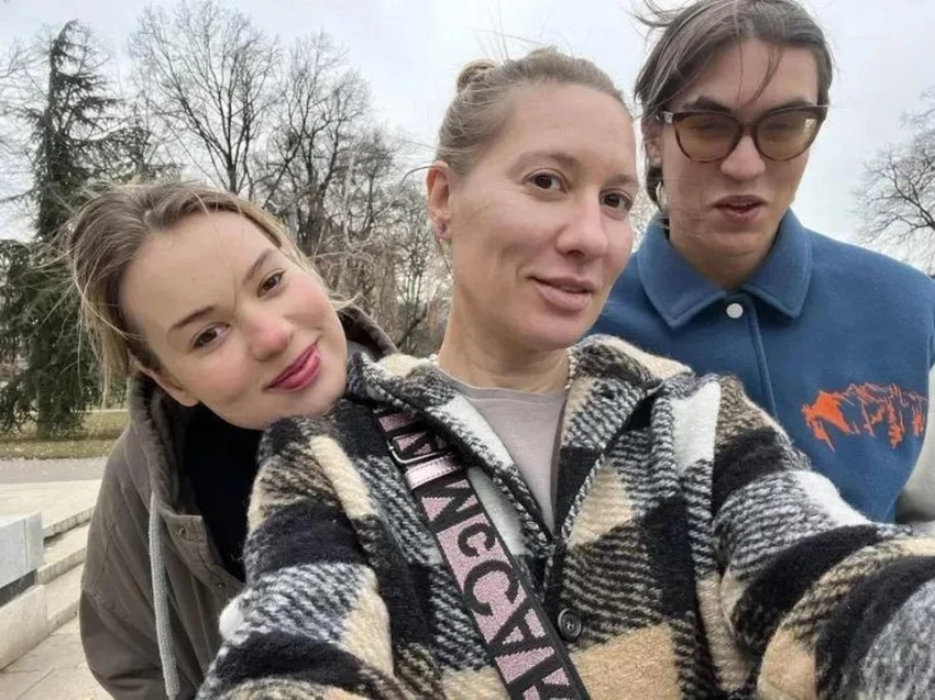 Сценаристка сериала "Аутсорс" Анна Козлова не прилетела хоронить 19-летнего сына: уехала из России