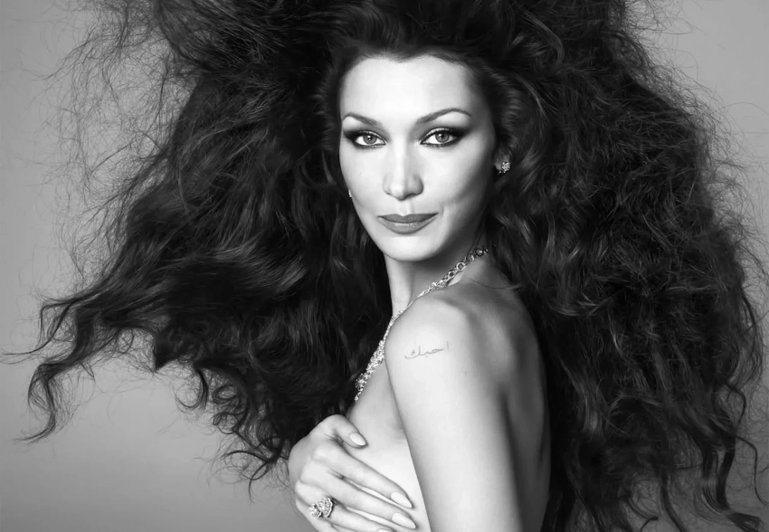 "Я не могу дождаться, когда стану мамой". Белла Хадид снялась топлес для Vogue и рассказала об отношениях с бойфрендом-ковбоем