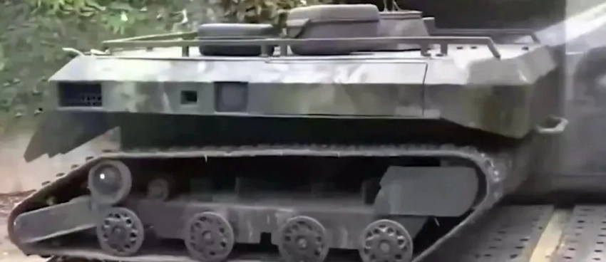 Минобороны РФ показало кадры работы наземного разведывательного роботизированного комплекса