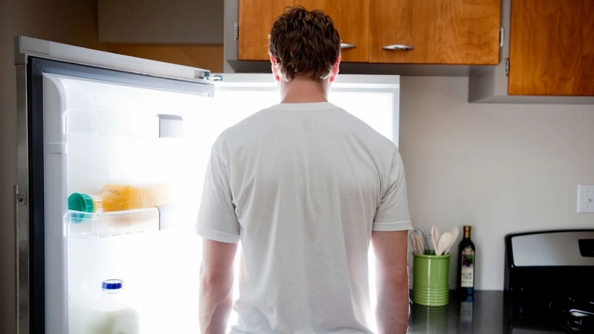Как избавиться от запаха в холодильнике: эксперт раскрыл лучшее средство