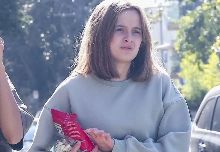 Младшую дочь Анджелины Джоли и Брэда Питта, которая редко бывает на публике, засняли в Лос-Анджелесе