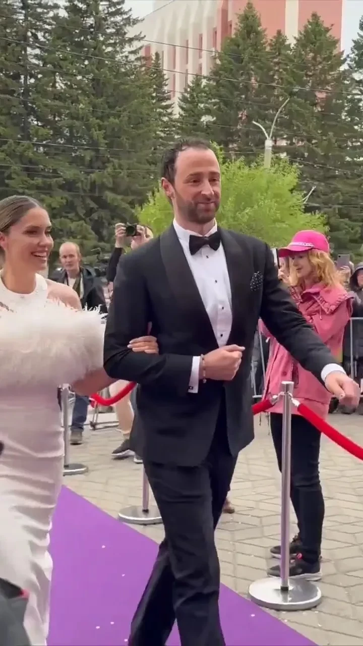 Агата Муцениеце вышла в свет с округлившимся животом на фоне слухов о беременности