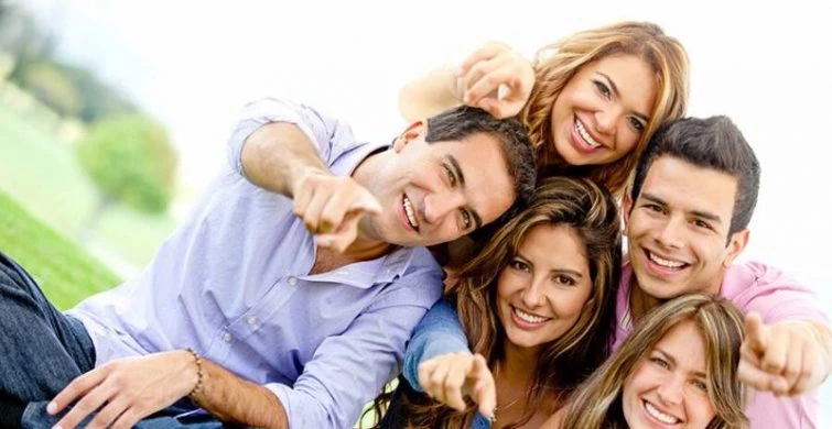 Поздравить с праздником друзей можно 9 июня 2025 года