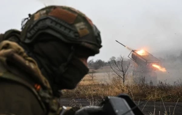 Юрий Подоляка в свежей сводке от 17.06.2025 сообщил о том, ВС РФ мощно охватывают Покровск с востока