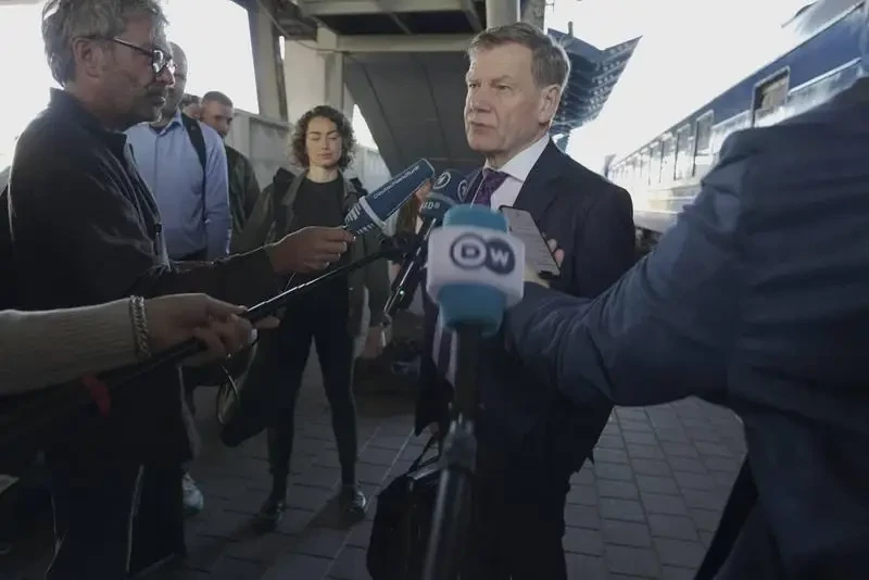 «Будем поддерживать столько, сколько необходимо»: Глава МИД Германии пообещал Киеву «сильную позицию» на переговорах с Москвой