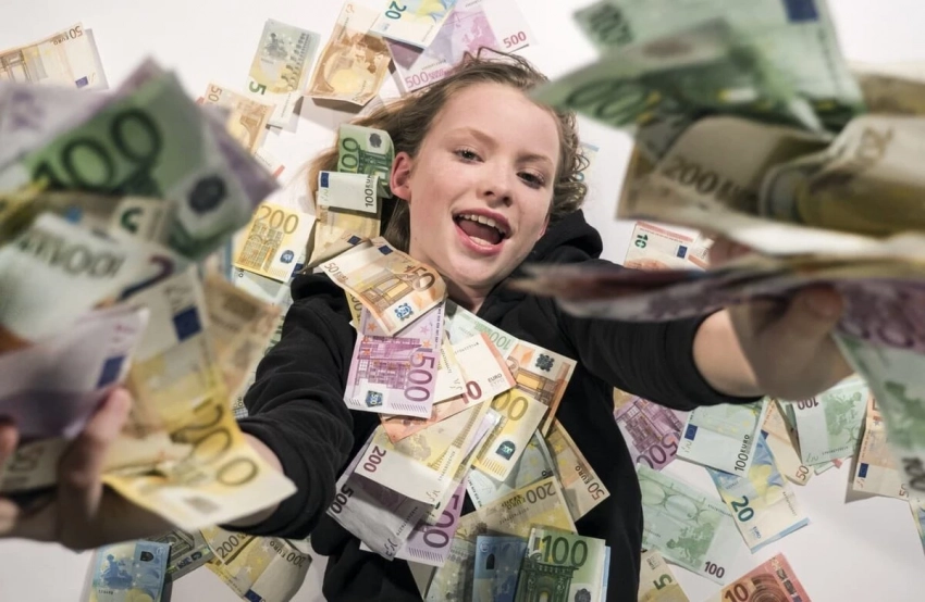 В центре финансового водоворота: людям каких дат рождения привалит огромная сумма денег в июне