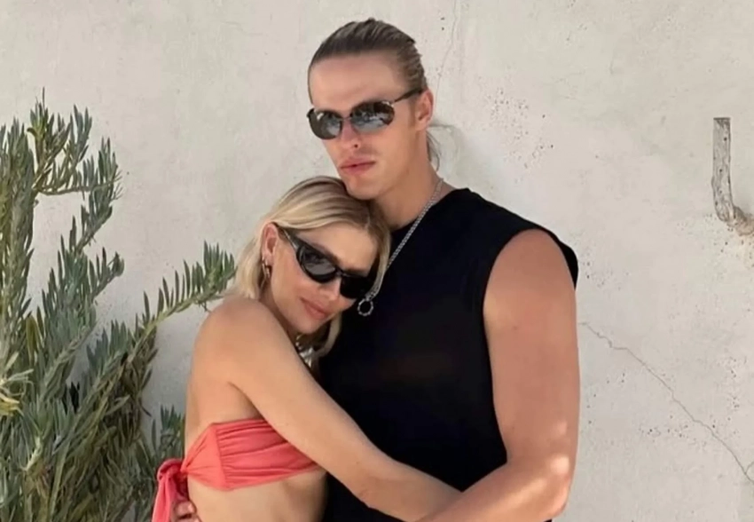 Елена Перминова показала, как отдыхает на Ибице с бойфрендом Тарасом Романовым, подругой Кристиной Романовой и миллиардером Владиславом Дорониным