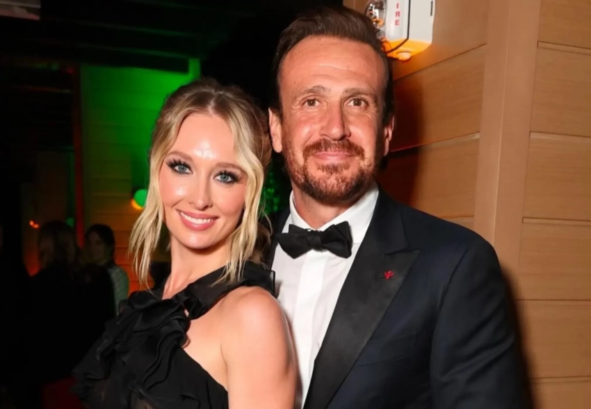 Звезда сериала "Как я встретил вашу маму" Джейсон Сигел сделал предложение своей девушке Кайле Радомски