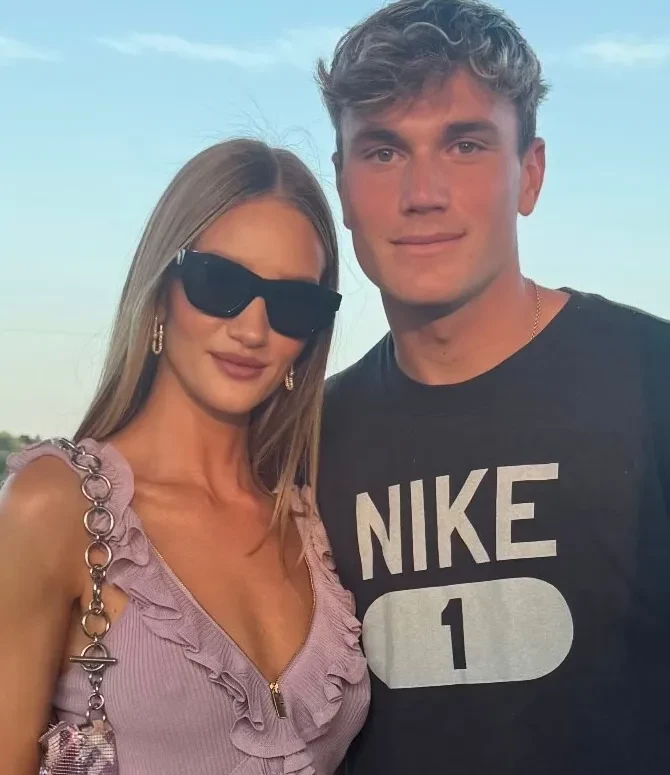 Рози Хантингтон-Уайтли в облегающем платье посетила Уимблдон